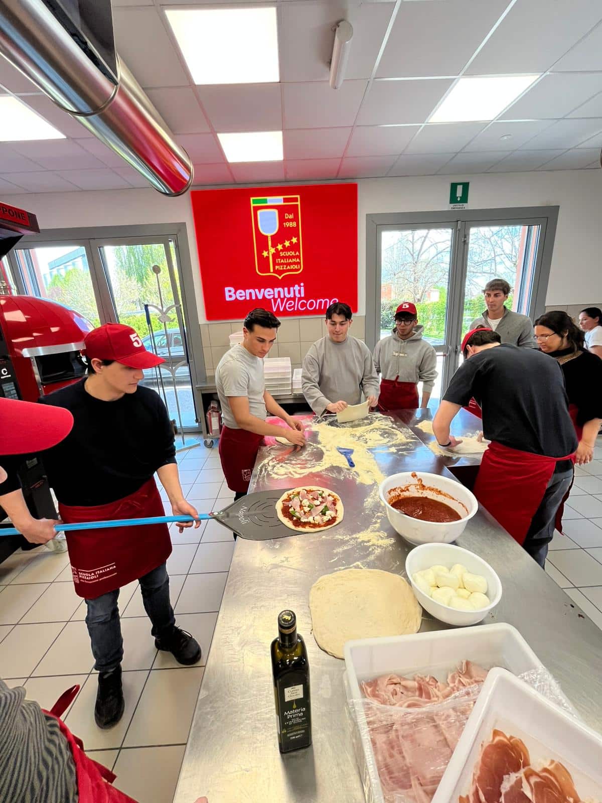 Pizze, ciasta i tajemnicze pudełka: uczniowie z Pollenzo odwiedzają Scuola Italiana Pizzaioli